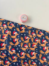 Lade das Bild in den Galerie-Viewer, Baumwollstoff Fuchs mit Mützen Weihnachten