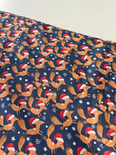 Lade das Bild in den Galerie-Viewer, Baumwollstoff Fuchs mit Mützen Weihnachten