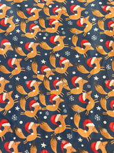 Lade das Bild in den Galerie-Viewer, Baumwollstoff Fuchs mit Mützen Weihnachten