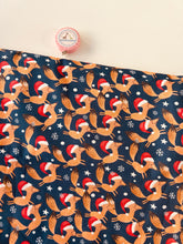 Lade das Bild in den Galerie-Viewer, Baumwollstoff Fuchs mit Mützen Weihnachten