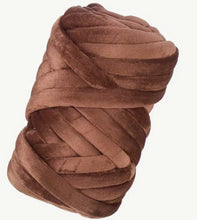 Lade das Bild in den Galerie-Viewer, Handstrickgarn Samt braun Giraffenland 40m
