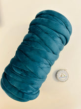 Lade das Bild in den Galerie-Viewer, Handstrickgarn Samt schwarz-grün Giraffenland 1kg