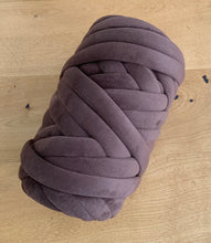 Lade das Bild in den Galerie-Viewer, Handstrickgarn Samt braun Giraffenland 40m