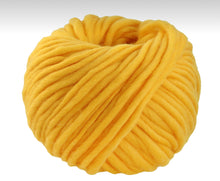 Lade das Bild in den Galerie-Viewer, Lana Grossa Confetti Uni 100g Farb-Nr. 101, Gelb
