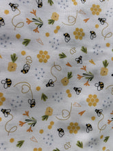 Lade das Bild in den Galerie-Viewer, Baumwollstoff Bienen weiß