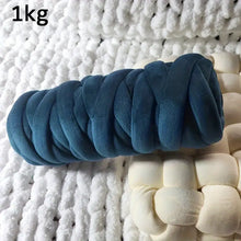 Lade das Bild in den Galerie-Viewer, Handstrickgarn Samt schwarz-grün Giraffenland 1kg