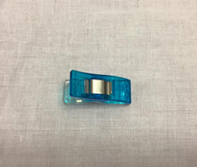 Lade das Bild in den Galerie-Viewer, Clover Stoffklammern 1 Stk. blau