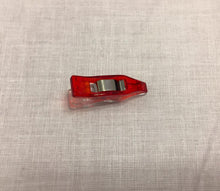 Lade das Bild in den Galerie-Viewer, Clover Stoffklammern 1 Stk. rot mini