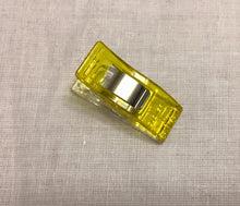 Lade das Bild in den Galerie-Viewer, Clover Stoffklammern 1 Stk. gelb