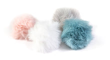 Lade das Bild in den Galerie-Viewer, Kunstpelz-Pompons mit Schlaufe 5x5cm hellgrau