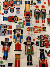 Lade das Bild in den Galerie-Viewer, Baumwollstoff Nussknacker weiß groß