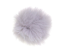 Lade das Bild in den Galerie-Viewer, Kunstpelz-Pompons mit Schlaufe 5x5cm hellgrau