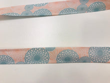 Lade das Bild in den Galerie-Viewer, Schrägband Blumen rosa blau